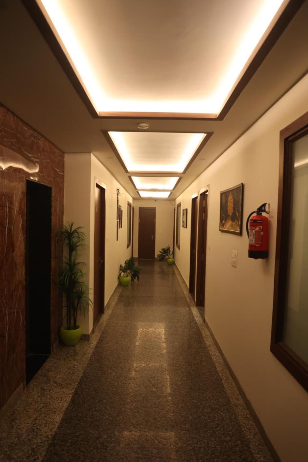 Hotel Taj Sarovar 3*