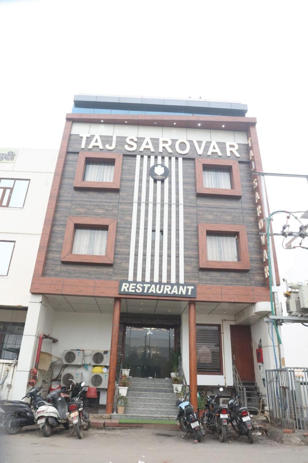 Hotel Taj Sarovar 3*